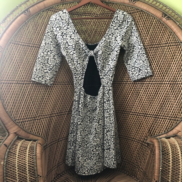 🌹2/30 Floral key hole back dress - Picture 2 of 4